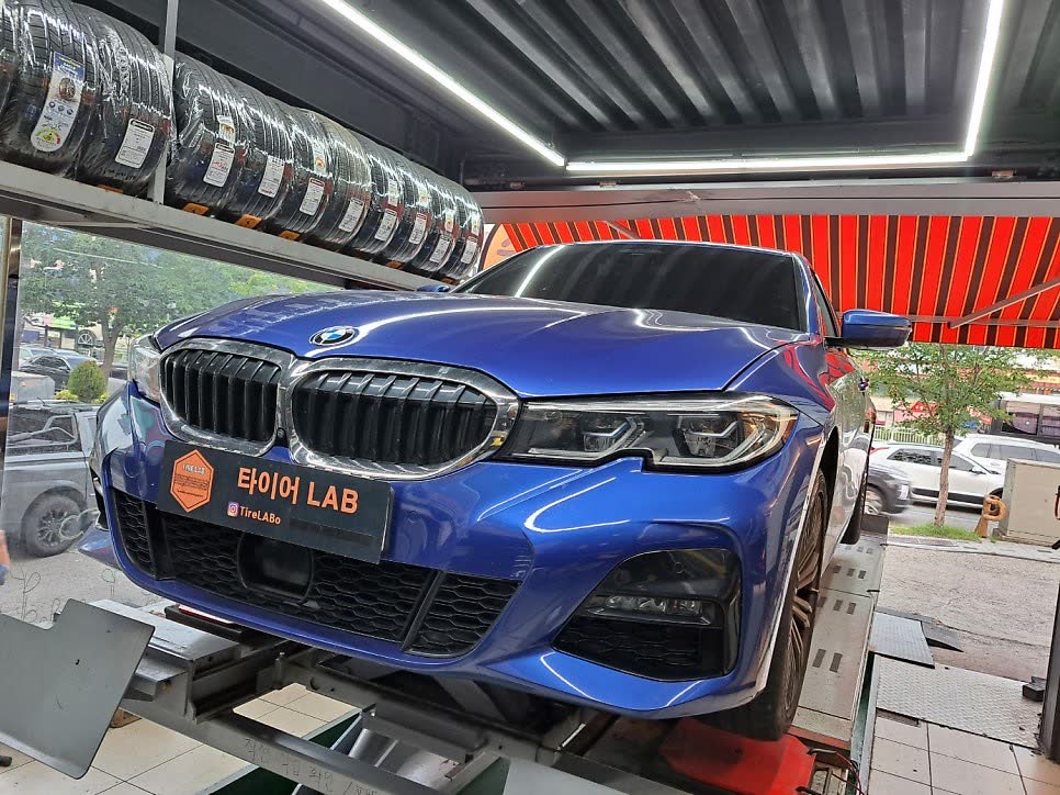 교체 작업 중인 BMW 3시리즈