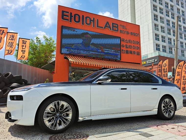 매장 앞 BMW 7시리즈