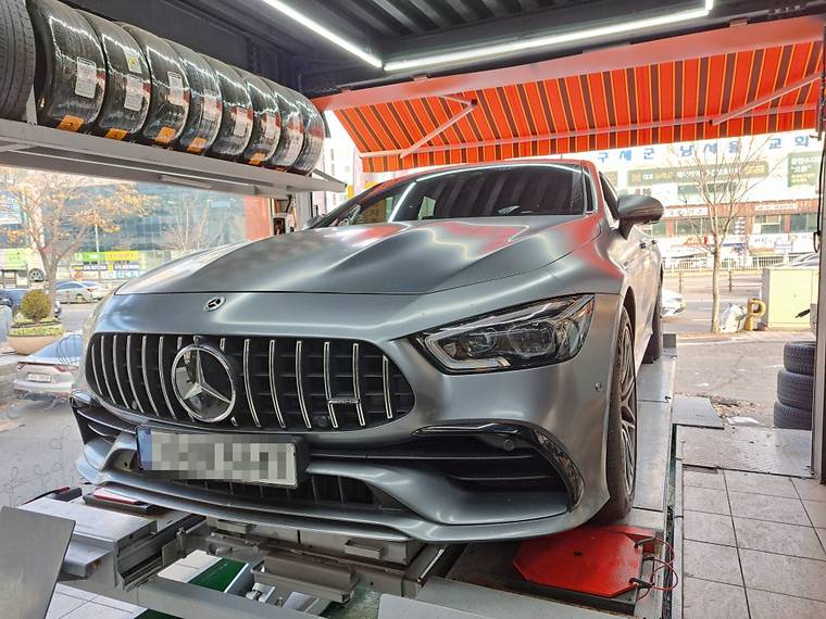 리프트 위 메르세데스-AMG GT