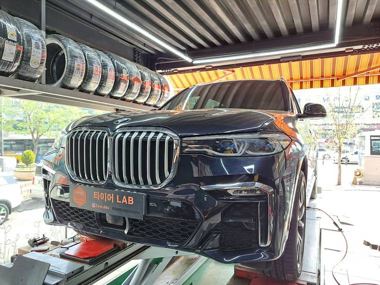 리프트 위 BMW X7